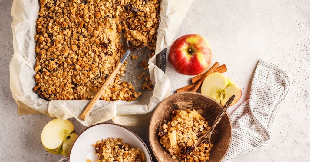 A freshly baked apple crisp topped with a golden oat crumble, served in a dish, perfect for a comforting Thanksgiving dessert.