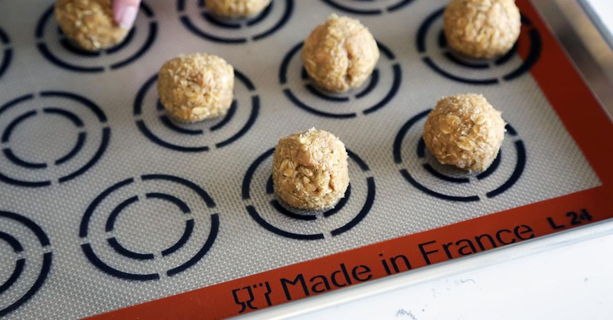 Nonstick baking mat for cookies and pastries. Reusable Silpat baking mat for nonstick baking, ideal for cookies and pastries.